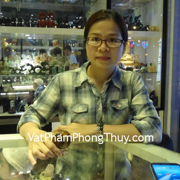 Chị Trang - khách hàng mua quả cầu hồng lục bảo và ve ngọc Phỉ thúy