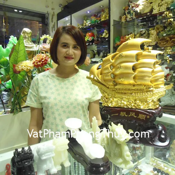 Chị Hương - khách hàng mua bộ tỳ hưu Bắc Kinh chuẩn BKX-S, rồng cẩm thạch N076-1, gậy như ý M067 và thuyền buồm H454G