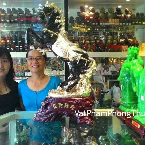 Cô Châu - khách hàng mua tượng ngựa phong thủy A026