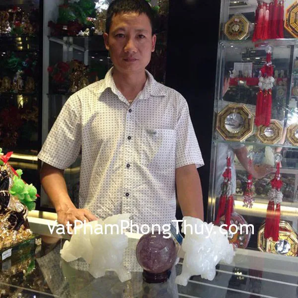 Chú Dũng- khách hàng mua tỳ hưu bạch ngọc H001 và quả cầu thạch anh tím HM157-7148