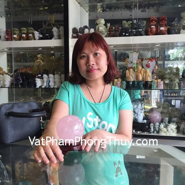 Chị Thúy - khách hàng mua quả cầu thạch anh hồng HM154-3610