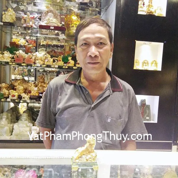 Chú Thiện - khách hàng mua tượng cọp vàng H372G