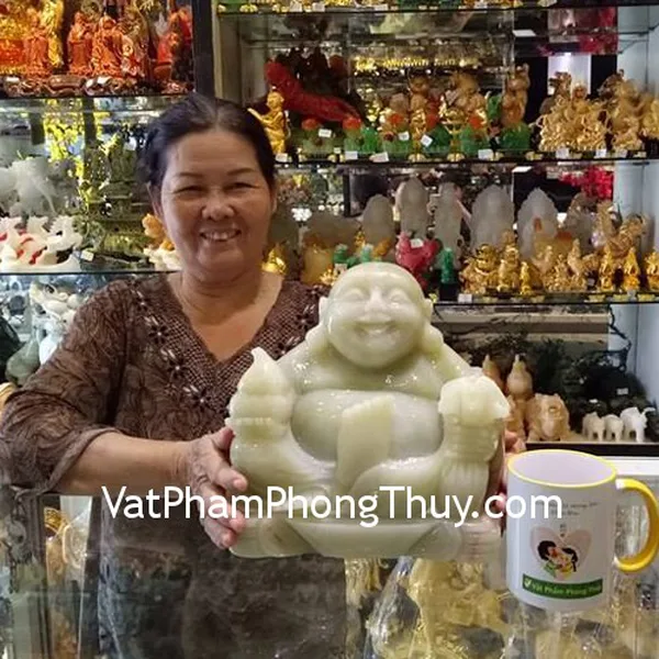 Cô Vinh - khách hàng mua tượng Phật Di Lạc cẩm thạch ngồi PDL-CTN