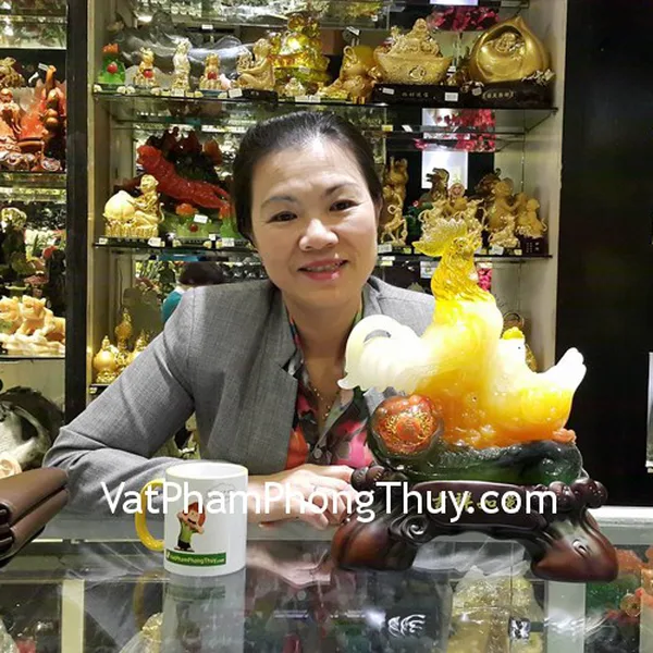 Cô Ánh - khách hàng mua tượng gà vàng bên hồ lô G055A và mặt tỳ hưu ngọc đông linh S932