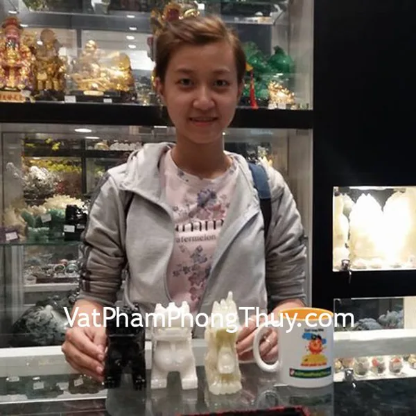 Chị Thảo- khách hàng mua tỳ hưu chiêu tài và rồng cẩm thạch N76-1