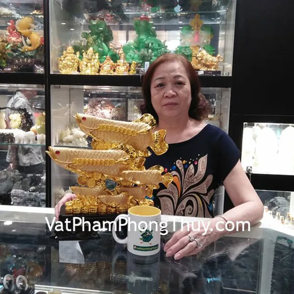Cô Hoa - khách hàng mua tượng lục ngư vàng lướt sóng tiền C093A