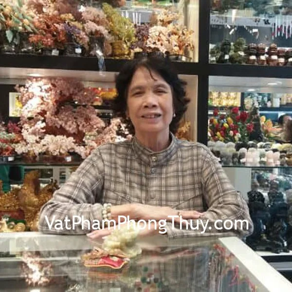 Cô Hai - khách hàng mua tượng thiềm thừ cẩm thạch CTT-S và trang sức phong thủy may mắn