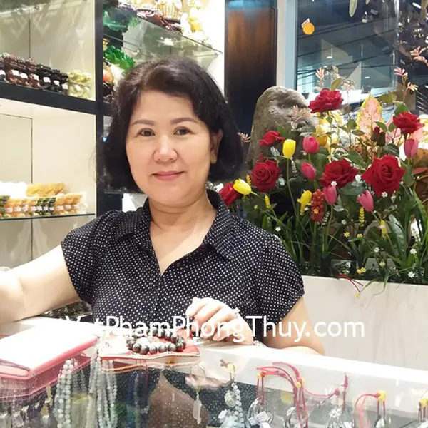 Chị Ngọc - khách hàng mua chuỗi đá ngọc ưng nhãn S6739-4092