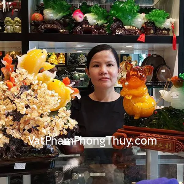 Chị Thúy - khách hàng mua tượng heo cam kéo cải LN006, song chép LN168 và cây tài lộc thạch anh vàng KC104