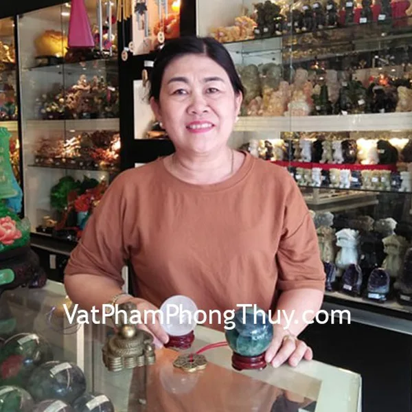 Cô Thu - khách hàng mua quả cầu thạch anh trắng và đá dạ quang xanh, xu hoa mai và bát quái nhôm lồi lớn.