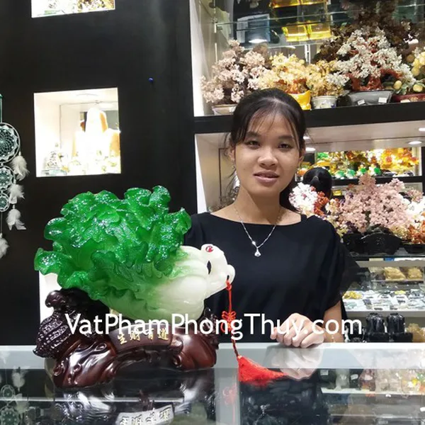 Chị Vân - khách hàng mua tượng bắp cải xanh trên củ lạc LN075