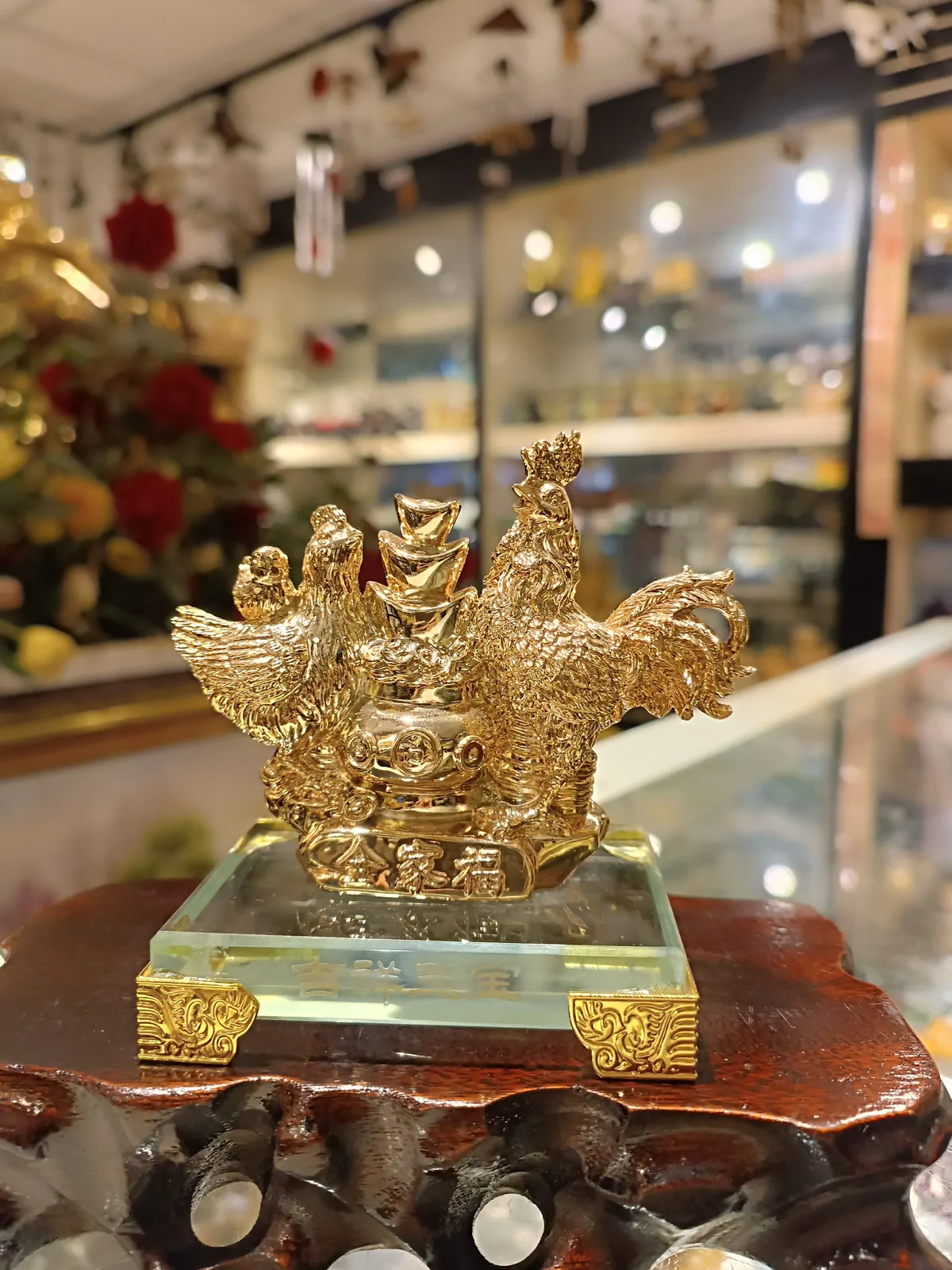Gia đình gà bên đống kim bảo đế thủy tinh (mini) - Cát tường tam bảo G013A