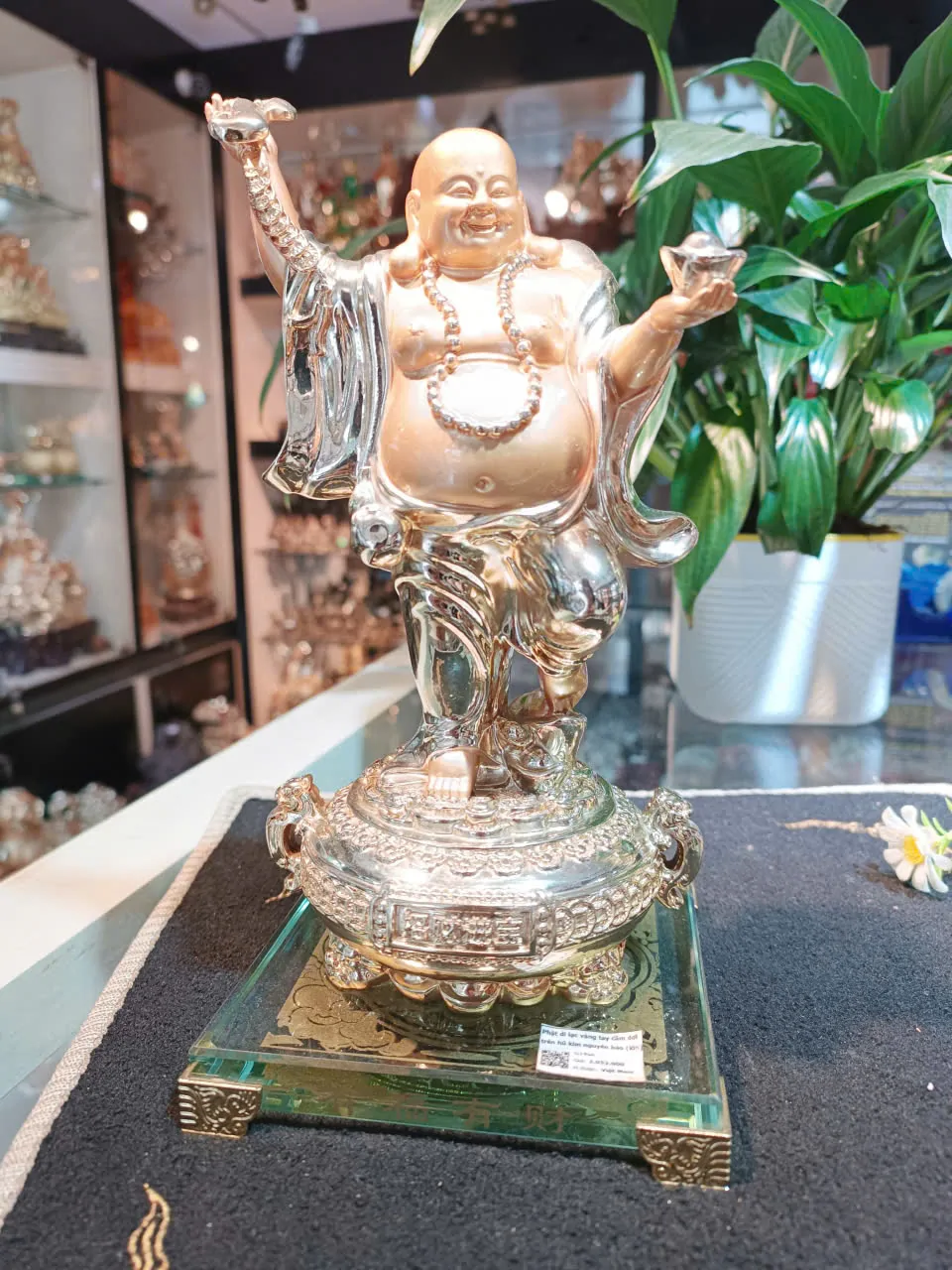 Phật di lạc vàng tay cầm dơi trên hũ kim nguyên bảo (lớn) G149A