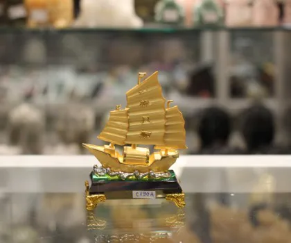 Thuyền buồn vàng bạch kim đế thuỷ tinh nhỏ - Thịnh phong phá sóng/ Nhất phàm phong thuận C190A