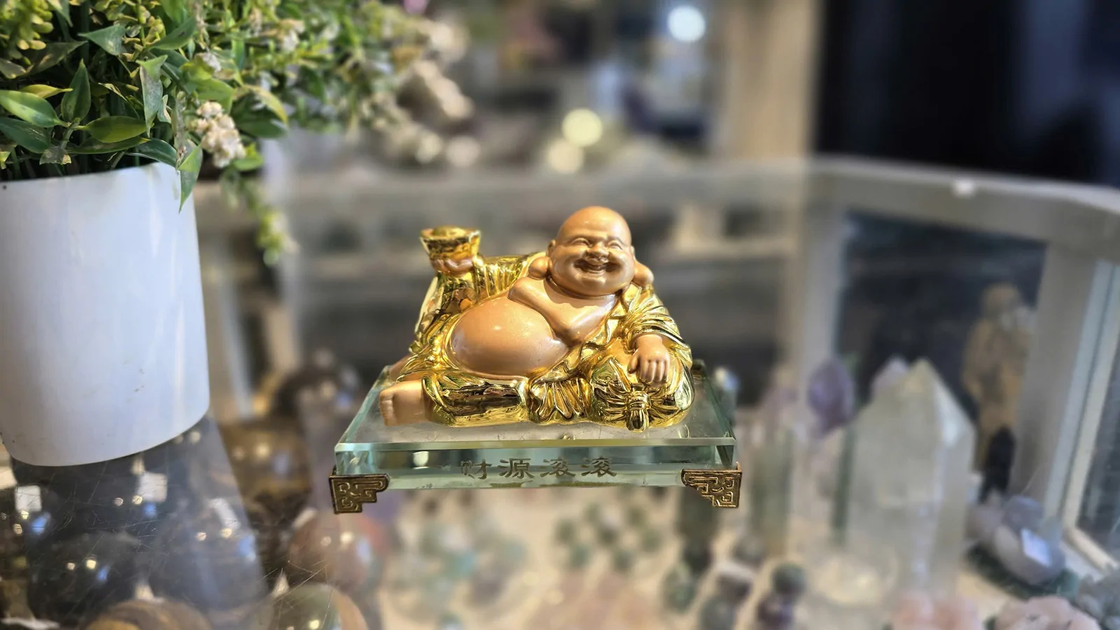 Phật di lạc vàng cầm nén vàng ngồi trên đế gỗ - Tài nguyên cuồn cuộn G145A