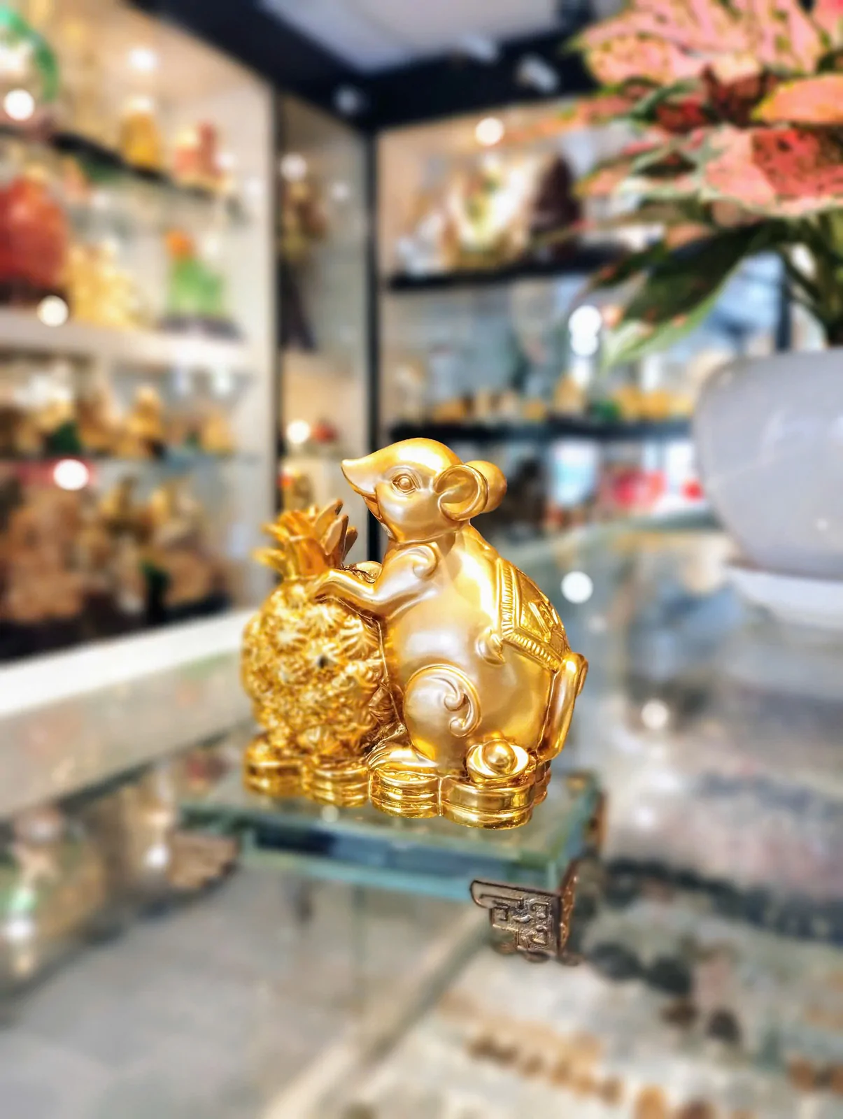 Chuột vàng ôm trái thơm trên đế thuỷ tinh TM031