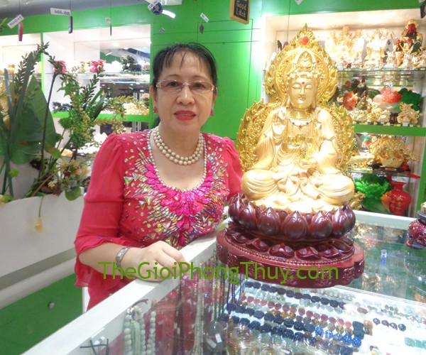 Cô Anh - khách hàng mua tượng Phật Quan Âm Vàng lớn FH258G