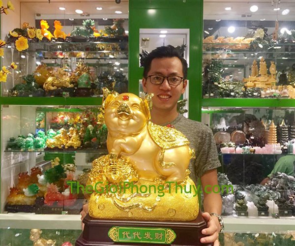 Anh Đủ - Khách hàng mua Vua heo vàng trên túi tiền vàng khủng đế gỗ – Đời Đời Phát Tài FLN026
