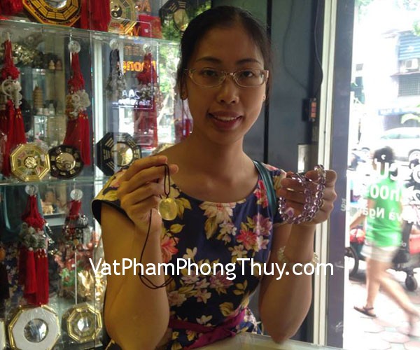 Chị Liên- khách hàng mua vòng tay thạch anh tím và mặt đeo cổ thạch anh tóc vàng