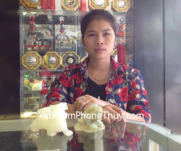 Chị Huyền - khách hàng mua thiềm thừ cẩm thạch Tây tạng chuẩn CTT-S và tỳ hưu Bạch ngọc nhỏ M009
