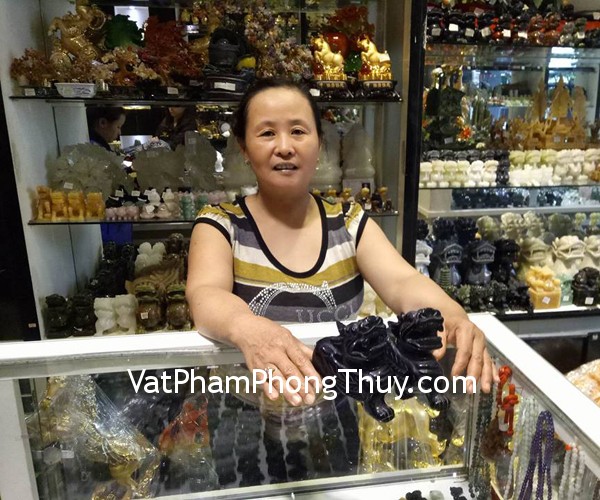 Cô Thanh - khách hàng mua tượng Tỳ Hưu đá Hắc ngà H011