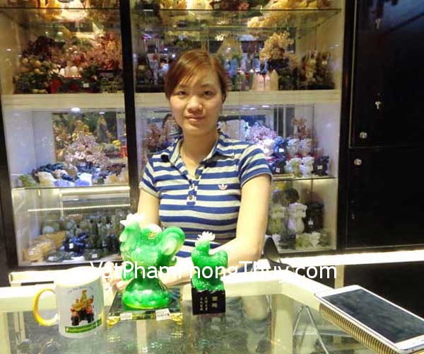 Chị Nhi -  Gà ngọc xanh đế thủy tinh G066A, Gà xanh trên đế đá đen G080A