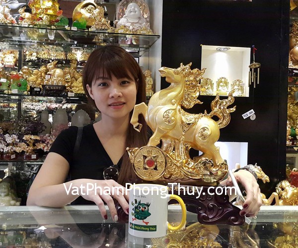 Chị Phương- khách hàng mua tượng ngựa vàng trên đồng tiền H306G