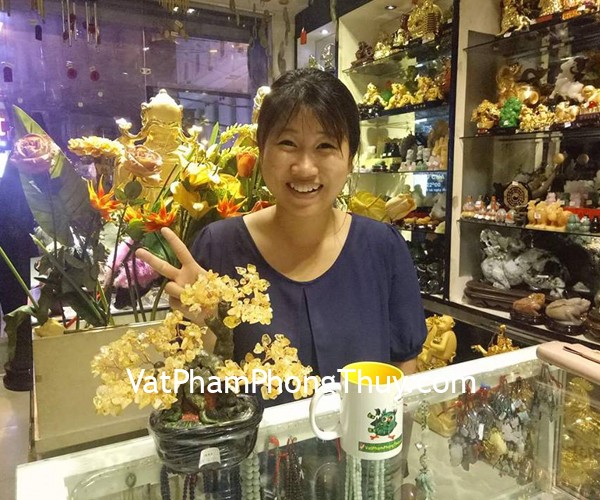 Chị Ngọc - khách hàng mua cây tài lộc thạch anh vàng KC82