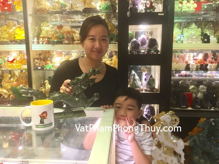 Chị Linh - khách hàng mua tượng rồng xanh lam ngọc lớn GM038