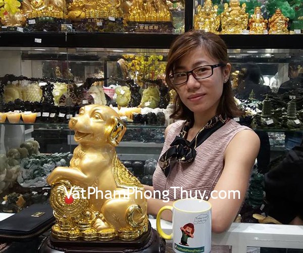 Chị Phương - khách hàng mua tượng chó vàng may mắn C018A