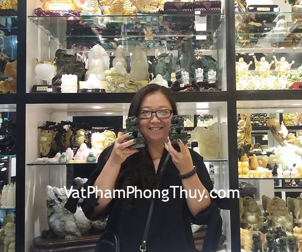Chị Nguyên - khách hàng mua cặp sư tử  đá lam ngọc DT153
