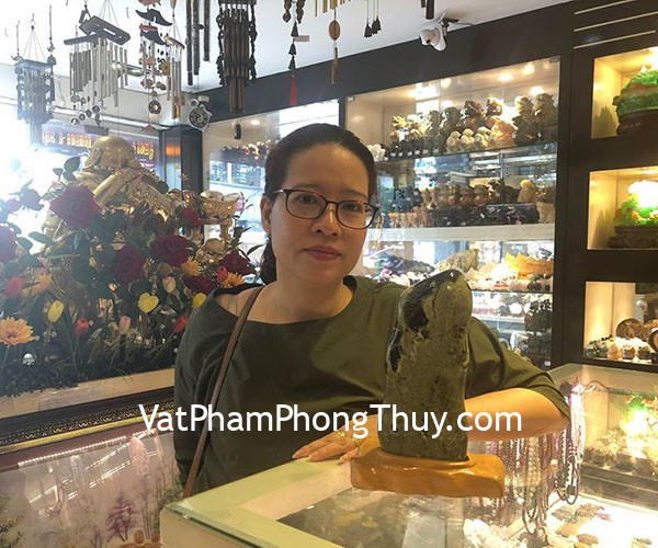 Chị Ngọc Anh - khách hàng mua khối cẩm thạch Serpentine xanh V168-S5-1202