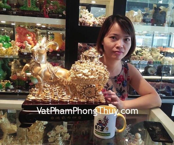 Chị Hoa - khách hàng mua tượng dê kéo vàng H033G