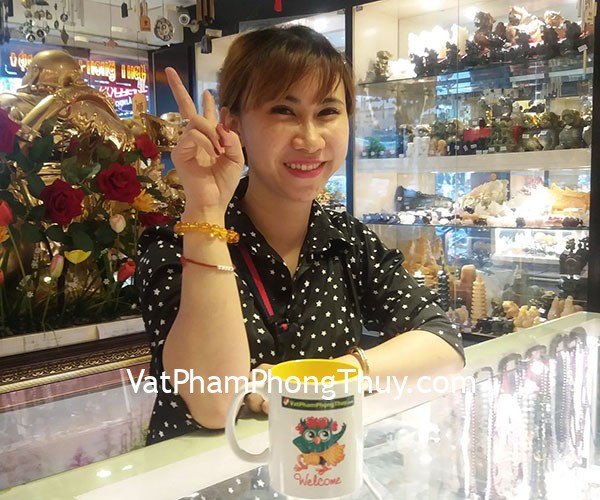 Chị Xuyên - khách hàng mua chuỗi hổ phách vàng trong A++ S6355, Vòng gỗ lục hương S6047,Xâu đồng tiền ngọc Phỉ Thúy S6407