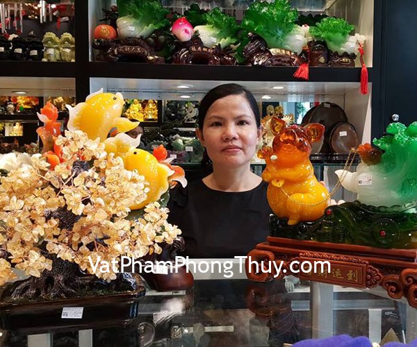 Chị Thúy - khách hàng mua tượng heo cam kéo cải LN006, song chép LN168 và cây tài lộc thạch anh vàng KC104