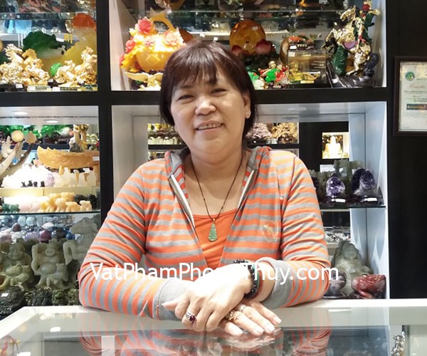 Chị Hoa - khách hàng mua chuỗi thạch anh tóc đen S6751-2480 và xâu tiên 3 xu CC1137