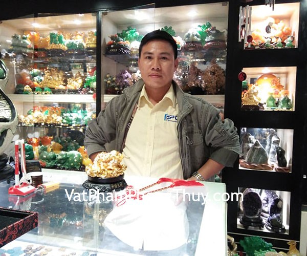 Anh Thanh-khách hàng mua Thiềm thừ vàng lưng điểm hồng ngọc trên bụi sen vàng đế gỗ xoay - Hoà Hài Sanh Tài LN102