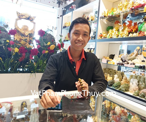 Anh chị Kim Chi - khách hàng mua chuỗi đá mắt mèo 14li S6836