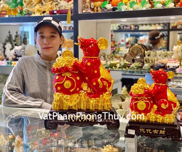Chị Mỹ - khách hàng mua tượng chuột đỏ ôm tim vàng TM004 và chuột đỏ ôm tim vàng TM007